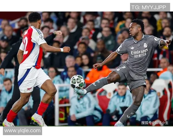 足球明星在比赛中蹲地瞬间的精彩图片合集展示与解析 足球明星在比赛中蹲地瞬间的精彩图片合集展示与解析